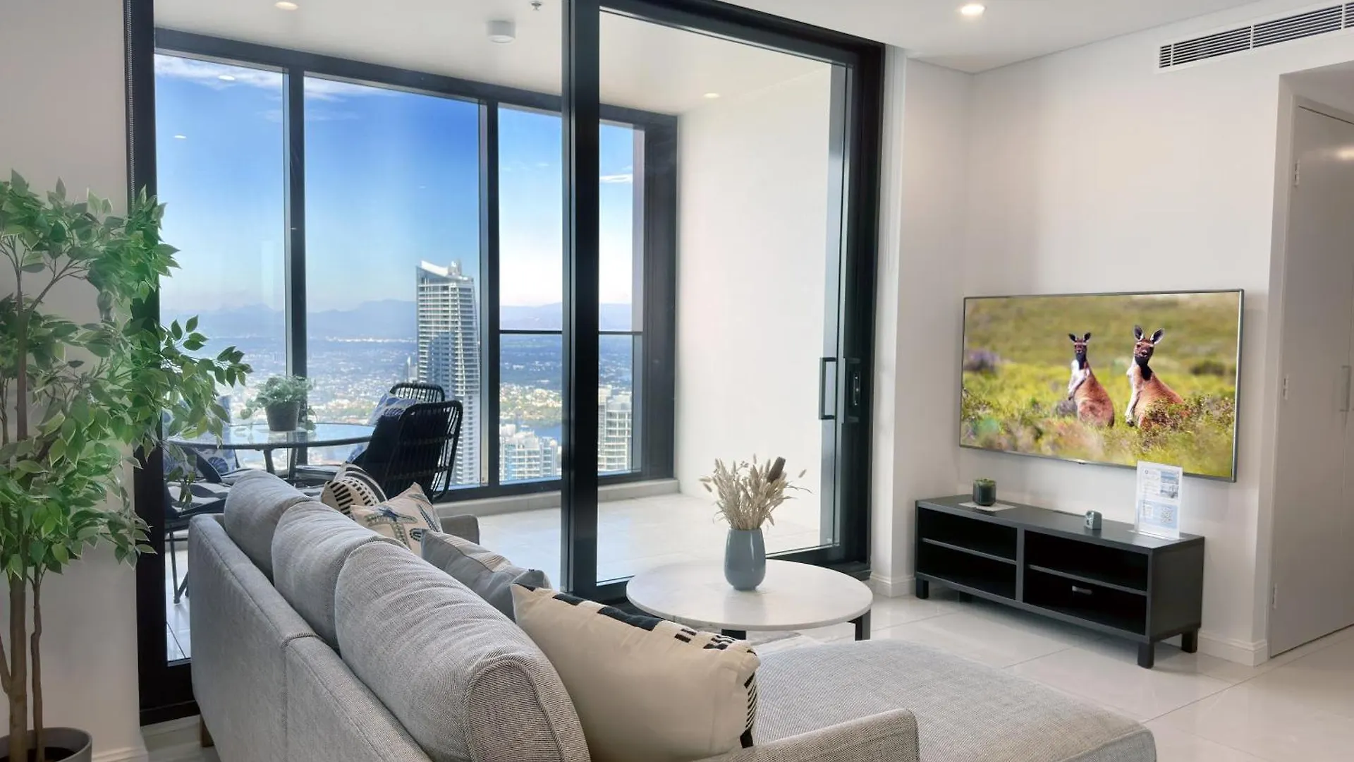 Meriton 3 Bedroom Ocean City Views Parking Gold Coast Australia