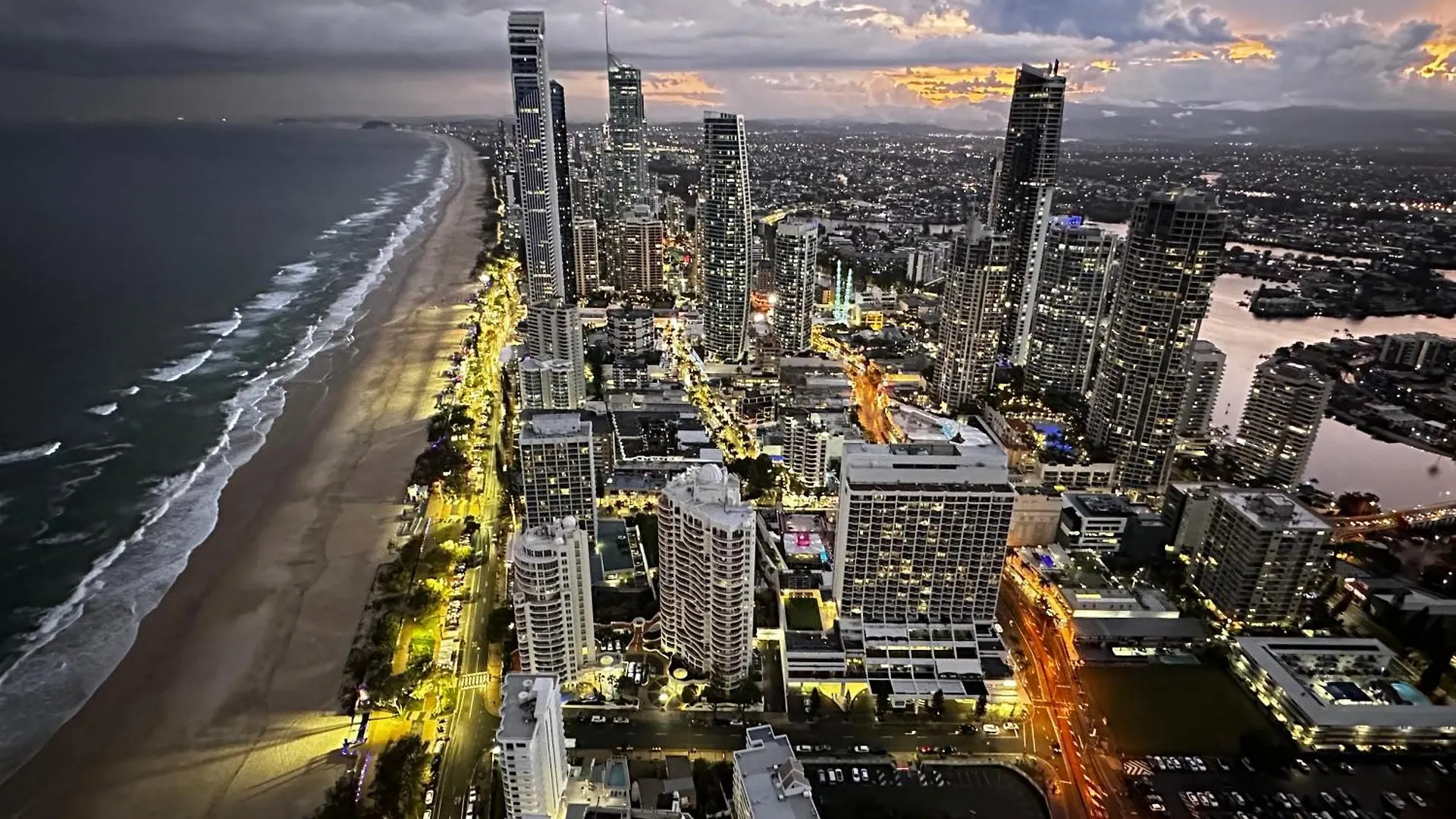 Meriton 3 Bedroom Ocean City Views Parking Gold Coast Australia