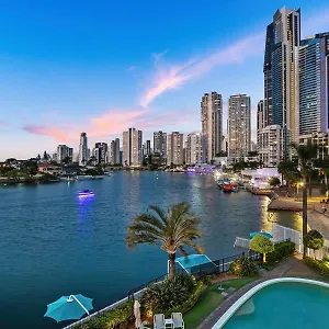 Amazing Water Views Surfers Paradise Apartment